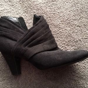 Size 8 heeled boots w zipper Black and Tan.